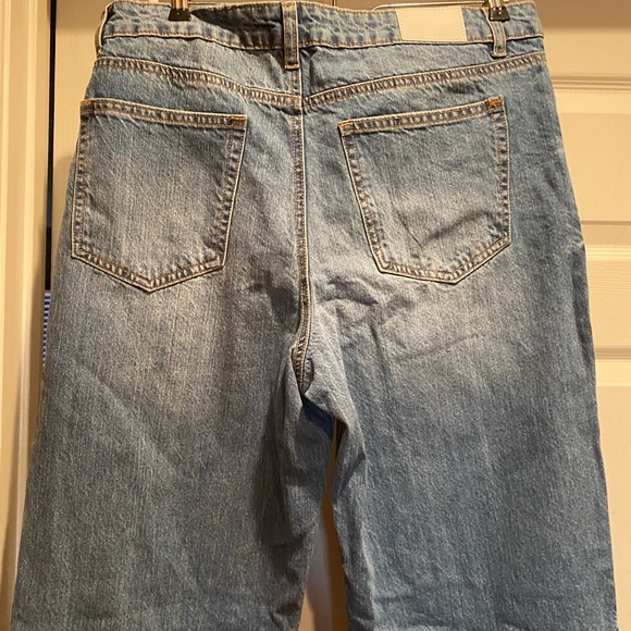 Wide leg jeans with distressed knees and cut off hem. - Picture 4 of 4